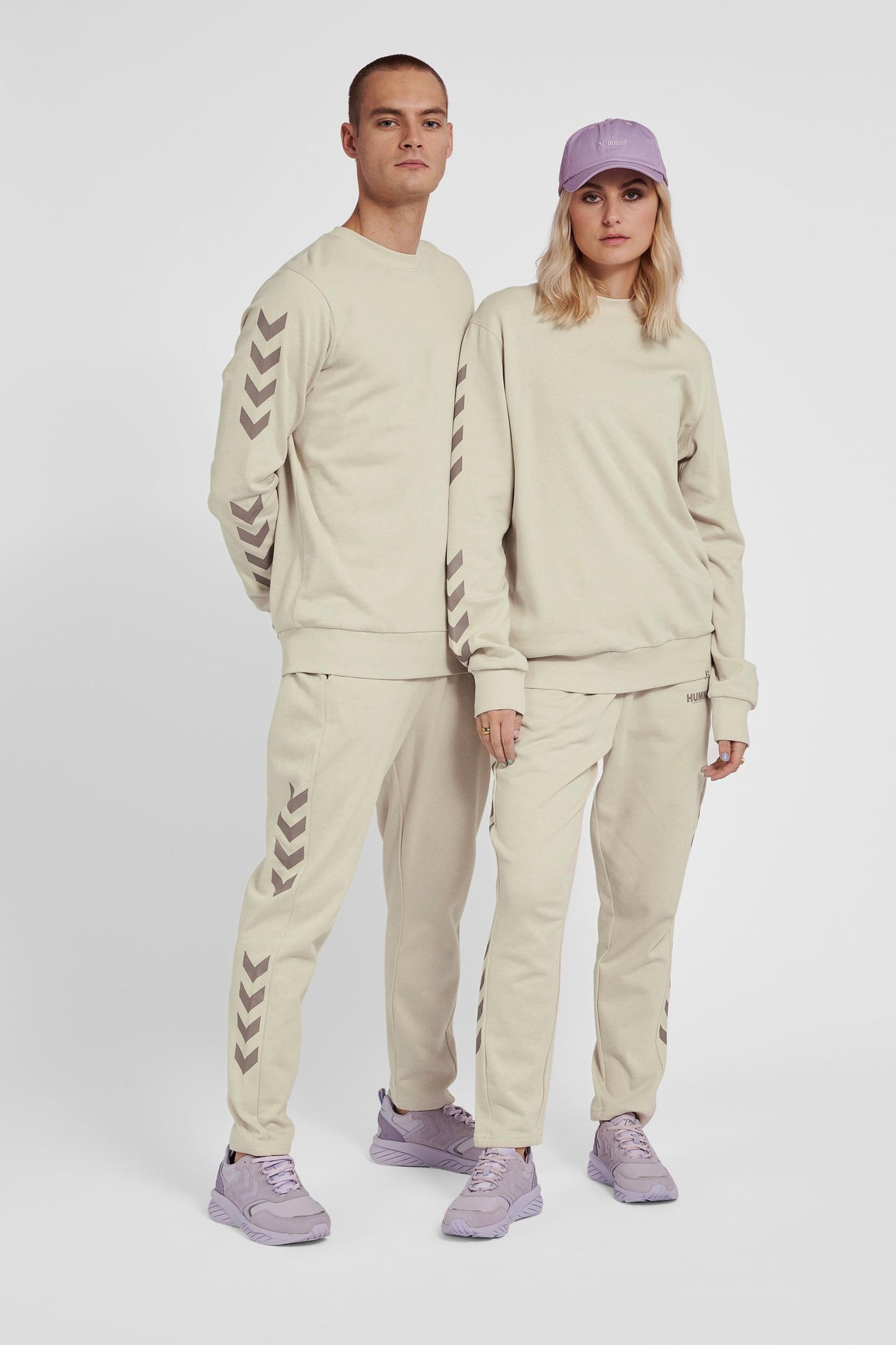 HUMMEL - Hmllegacy Chevron Sweatshirt - Pumice Stone